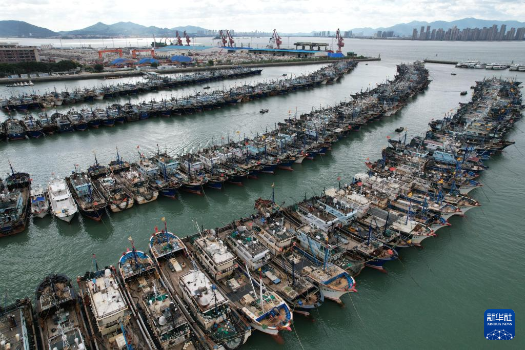 福建：漁船進港人員上岸 應對臺風“樺加沙”