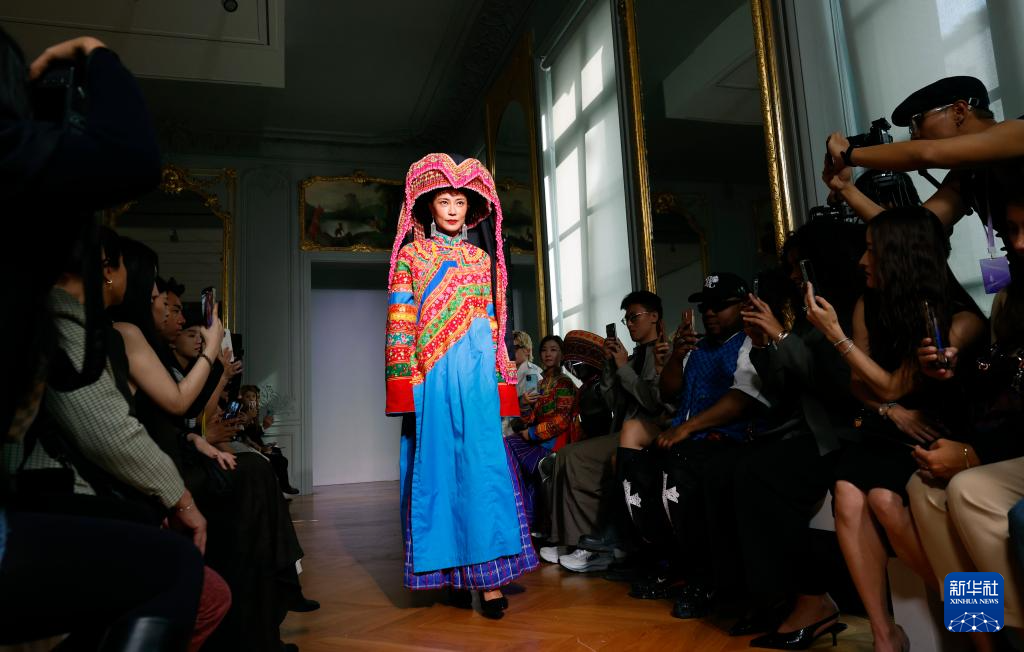 “非遺四川·百城百藝”鹽邊·傈僳族服飾亮相中法時裝周
